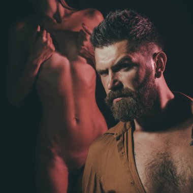 Genç çift, çıplak kadın, tıraşsız acımasız adam