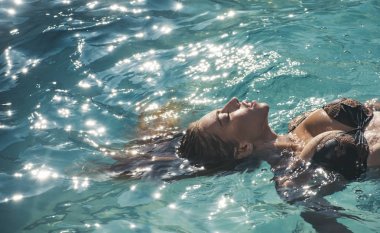 Maldivler veya Miami beach su. Spa Yüzme Havuzu, ferahlık ve Cilt Bakımı rahatlayın. Seksi kadın Karayip Denizi Bahamalar üzerinde. Kadının güzelliği nemli. Yaz tatili ve okyanus seyahat.