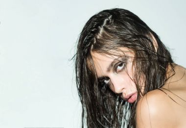 Moda şık kız, makyaj trendi görünümünü. Islak saç ve dumanlı gözler moda model. kopya alanı
