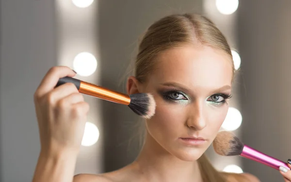 Pflegekosmetik für junge Mädchenhaut. Hautpflege und Make-up für die Schönheit der Frau — Stockfoto