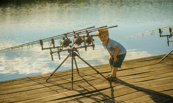 木制码头钓鱼竿垂钓儿童 — 图库照片