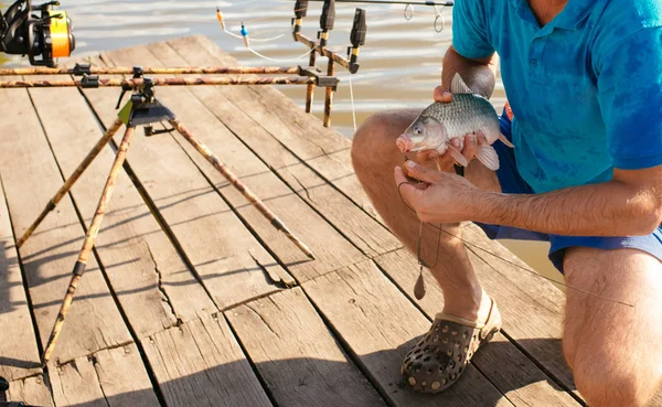 鱼钩在嘴上的男性手 鱼饵捕鱼 鱼饵钓鱼钓鱼鲤鱼 鳟鱼在鱼钩 — 图库照片