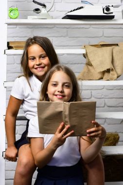 Küçük kız çocuk kütüphanede kitap okuma