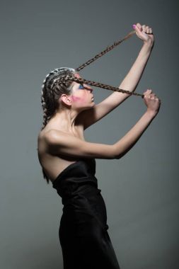 Makyaj ve saç modeli, Kuaför olan kadın. Kozmetik son saatlerinde yanında bulunanlar ve Cilt Bakımı, berber. Güzellik ve moda kız. Moda şık kız, sanat görünümünü. Kadın glamour makyaj ve saç.