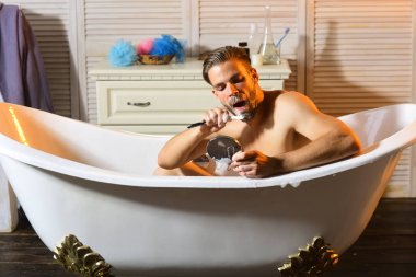 Hijyen rutin, sakallı adam tıraş sakal saç küvet içinde