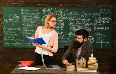 Dijital cihazlar ve wifi, öğretmen ya da öğretmen yardımcı olur okul öncesi çocuk, kullandığı çatı iç coworking alanının konferansta öğrenci öğrenme eğitim insanlar ve kavram okul,