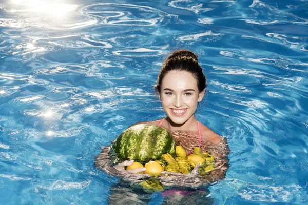 Kadın spa Havuzda rahatlayın. Diyet ve sağlıklı organik gıda, vejetaryen. Su kenarında oturan kız muz vitamini. Yaz tatili ve okyanus seyahat. Tropikal meyve havuzda seksi kadınla. — Stok fotoğraf