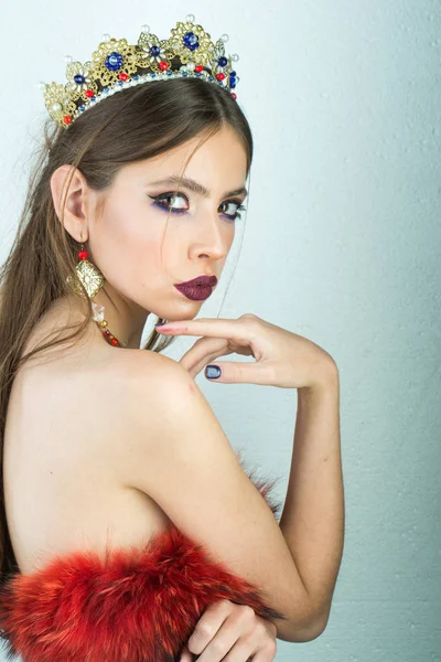 Luxusní žena v Koruna a náušnice šperky. Make-up pro ženy s jemnou kůží, elegance. Královna krásy a módy. Kosmetika pro líčení a péči o pleť, kadeřnictví. Móda dívka s elegantní vzhled. — Stock fotografie