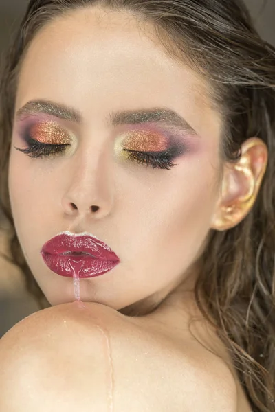 Joven linda mujer con lápiz labial rosa y gotas de agua en sus labios —  Fotos de Stock