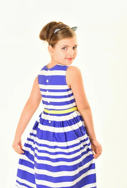 Sorridente bambina in abito blu isolato su bianco — Foto Stock