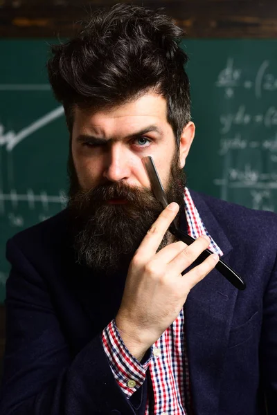 Estudiante internacional haciendo pruebas individuales en línea. El tutor ayuda al estudiante a construir confianza en sí mismo. Profesor y estudiante de la escuela en el aula de una escuela. planificación . — Foto de Stock