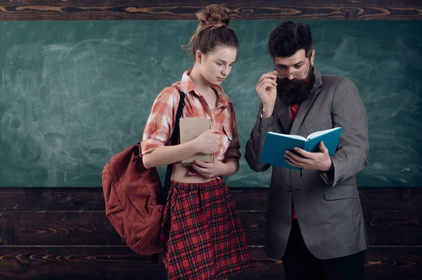 Studenten kommunizieren während der Pause zwischen den Vorlesungen in einem Hörsaal. Studenten hat sein Studium Priorität. Zeit für Spaß zu schaffen, ermöglicht es Schülern, besser zu lernen. — Stockfoto