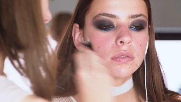 Maquillaje Artista Aplicando Fundación Modelo Cerca Maquillaje Artista Haciendo Maquillaje — Vídeos de Stock