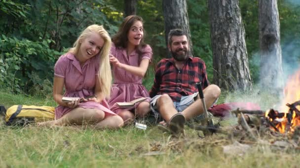 Amigos Felizes Tocando Música Desfrutando Fogueira Natureza Adolescentes Divertindo Floresta — Vídeo de Stock