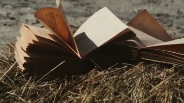 Açık kitap saygısız sayfaları ile. Kitabın sayfalarında Rüzgar esiyor. Çiftlikte kitaplar Vintage.