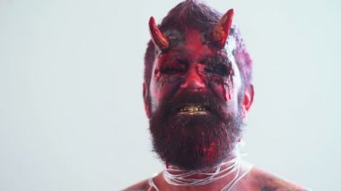 Şeytan vampir portre. Cadılar Bayramı kırmızı şeytan canavar. Krampus. Noel şeytanlar. Cadılar Bayramı.