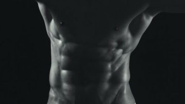 Sporcu, kaslar, sporcu adam, triceps. Atletik beyaz, altı paketi, göğüs kasları, triceps. Güzel erkek torso, AB Steroid, vitamin, protein doping, anabolik, spor. Vücut geliştirmeci, vücut geliştirme.