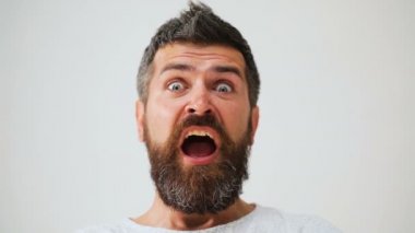 Erkek yüz duygular. Farklı ifadelerle sakallı adam. Genç adamın portre farklı duygular ve jestleri ile. Yakışıklı duygusal adam. Genç adam farklı duygular ifade.