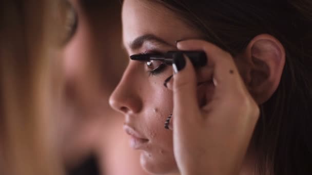 Make Artist Tillämpa Mascaran Till Modell Närbild Makeupartist Gör Makeup — Stockvideo