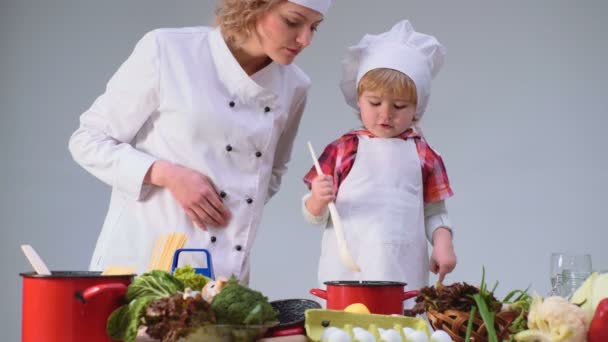 Χαριτωμένο Μικρό Αγόρι Και Όμορφη Μητέρα Χαμογελώντας Ενώ Μαγείρεμα Στην — Αρχείο Βίντεο