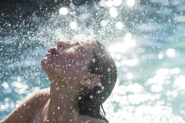 Spa Yüzme Havuzu, ferahlık ve Cilt Bakımı rahatlayın. Yaz tatili ve okyanus seyahat. Kadının güzelliği banyo nemli. Maldivler veya Miami beach. Karayip Denizi Bahamalar üzerinde sevimli kadın.