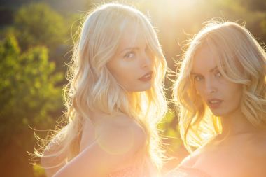 Kızlar seksi kırmızı dudaklar, ailesi ve kardeşleri.