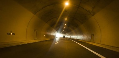İki şeritli otoyol ile tünel yol. Modern tünel karayolu, karayolu taşımacılığı detayını üzerinde. Taşıma sistemi kavramı.
