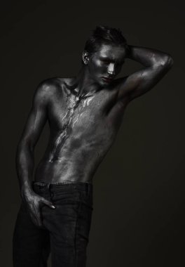 Çıplak gövde parıldayan gümüş boya ile kaplı olan adam