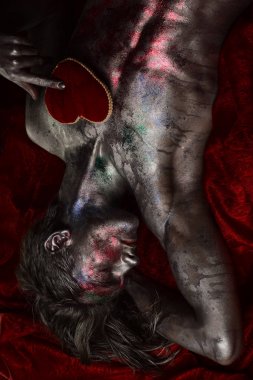 Depresyon ve fren kavramı kadar. Adam çıplak gövde ile