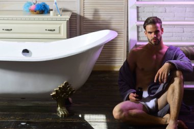 parfüm şişesi olan adam