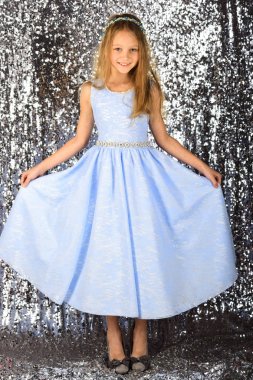 Komik kız kendini, gülümseyen ve zaman zevk ifade etmek