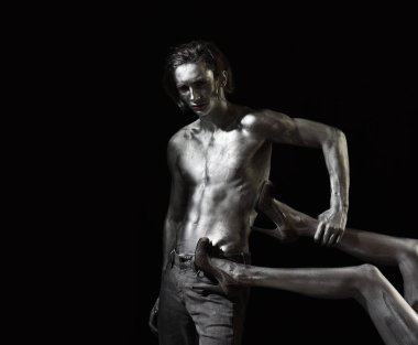 Adam kesin yüz, çıplak gövde üzerinde gümüş boya ile kaplı