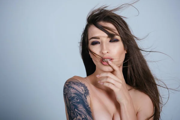 Potret wanita cantik dengan tato di bahu — Stok Foto