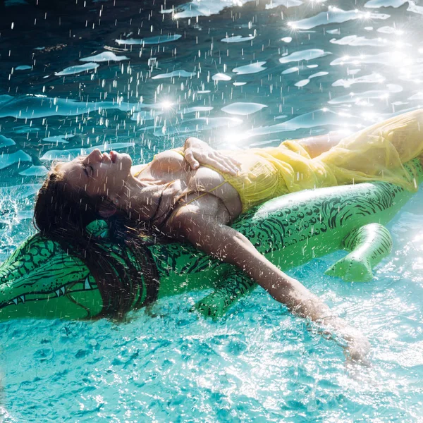 Vacaciones de verano y viajes al océano, Maldivas. verano chica nadando en piscina agua — Foto de Stock