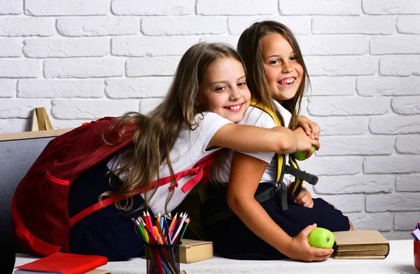 Éducation à l'école primaire. concept d'apprentissage et de personnes - écoliers avec stylos et cahiers en classe . — Photo