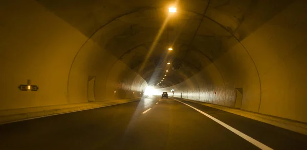 Тунельна дорога з двома смугами руху. Сучасний тунель на шосе, деталь автомобільного транспорту. Концепція транспортної системи . — стокове фото