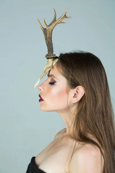 Schamanin zaubert, sie hat das Horn eines Tieres auf dem Kopf. — Stockfoto