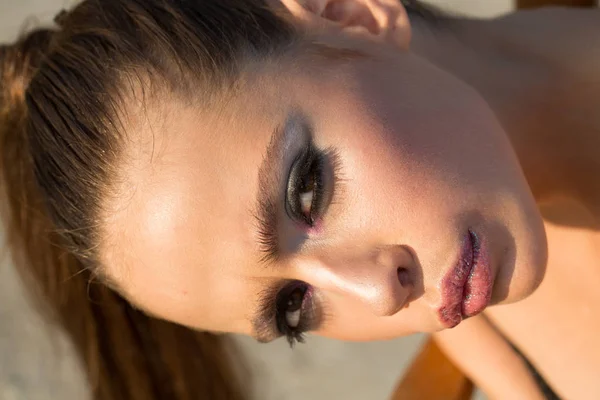 Cosméticos para el rostro y el cuidado de la piel, peluquería. Belleza y chica de moda. Mujer con peinado, mira. Aspecto de moda de chica elegante, tendencia de maquillaje. Maquillaje para mujer con piel suave, juventud . —  Fotos de Stock