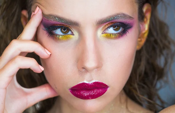 Look der Frau mit Lidschatten und lila Lippen Make-up. Look, Frau mit jungem Hautgesicht — Stockfoto