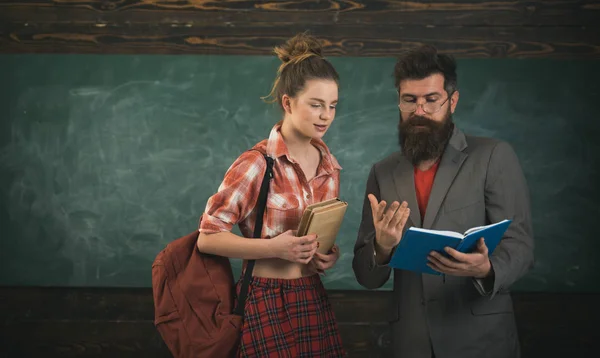 Los mejores educadores recuerdan la importancia de ser aprendices de por vida. Composición de la escritura del estudiante para la preparación de exámenes anuales. Los estudiantes se preparan para el éxito este año escolar . —  Fotos de Stock