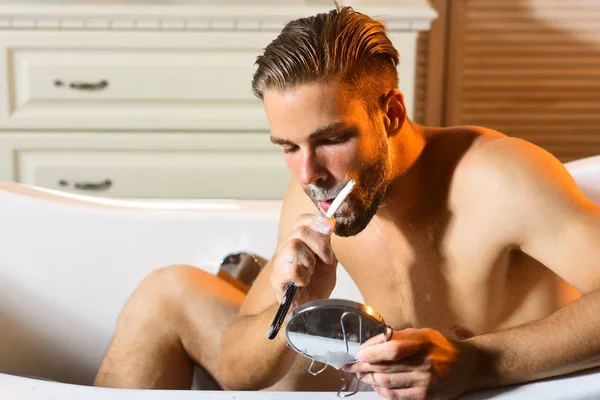 Férfi bőrápoló borotvaszappan arcbőrt és borotva — Stock Fotó