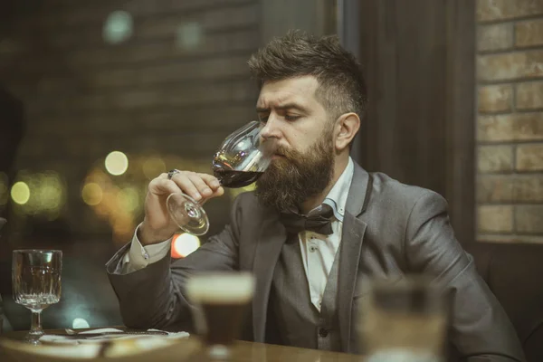 Červené víno, člověk hodnotí barvu vína ve sklenici. Sommelier ochutnávka červeného vína — Stock fotografie