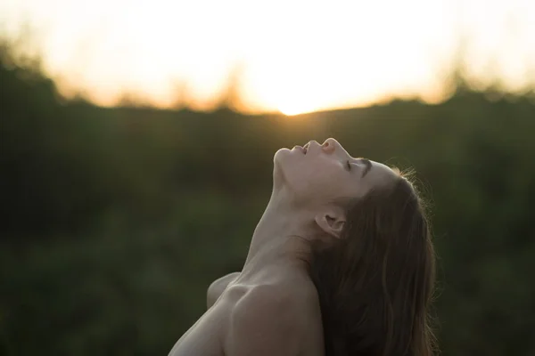 Молодая красивая женщина с удивительным телом позирует на фоне заката. Красочное фото. свобода содержания . — стоковое фото