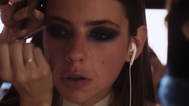 Maquillaje Artista Aplicando Sombra Ojos Modelo Cerca Maquillaje Artista Haciendo — Vídeos de Stock