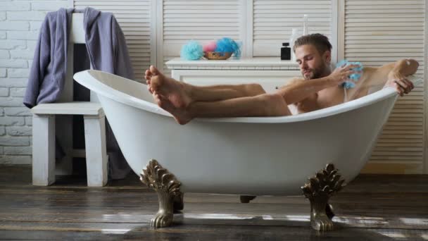 Joven Hombre Guapo Relajándose Bañera Hombre Con Barba Bañándose Una — Vídeos de Stock