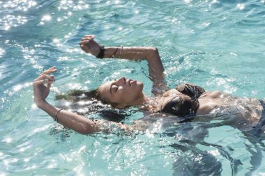 Seksi kadın Karayip Denizi Bahamalar üzerinde. Spa Yüzme Havuzu, ferahlık ve Cilt Bakımı rahatlayın. Maldivler veya Miami beach su. Kadının güzelliği banyo nemli. Yaz tatili ve okyanus seyahat