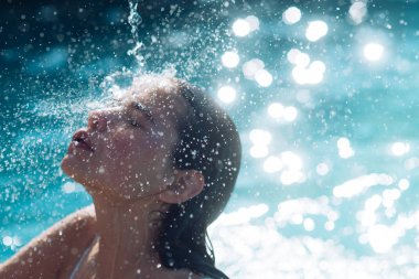 Maldivler veya Miami beach. Kadının güzelliği banyo nemli. Karayip Denizi Bahamalar sevimli kadın. Yaz tatili ve okyanus seyahat. Spa Yüzme Havuzu, ferahlık ve Cilt Bakımı rahatlayın.