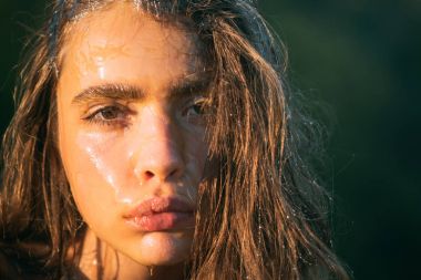 yüz kadın için bal ile Masaj, kız, kopya alanı için spa salonda Masaj