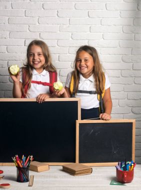 Blackboard mutlu küçük çocuk elinde. Blackboard kopya alanı, okul ders için