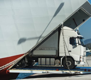 Camion ferry, feribot güneşli dışarı sürmek. InterContinental taşıma. ? argo minibüs, kamyon, kamion taşımaları mal veya öğeleri ülkeler arasında. Uluslararası taşımacılık kavramı.